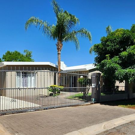 Green Kalahari Guesthouse Ъпингтън Екстериор снимка